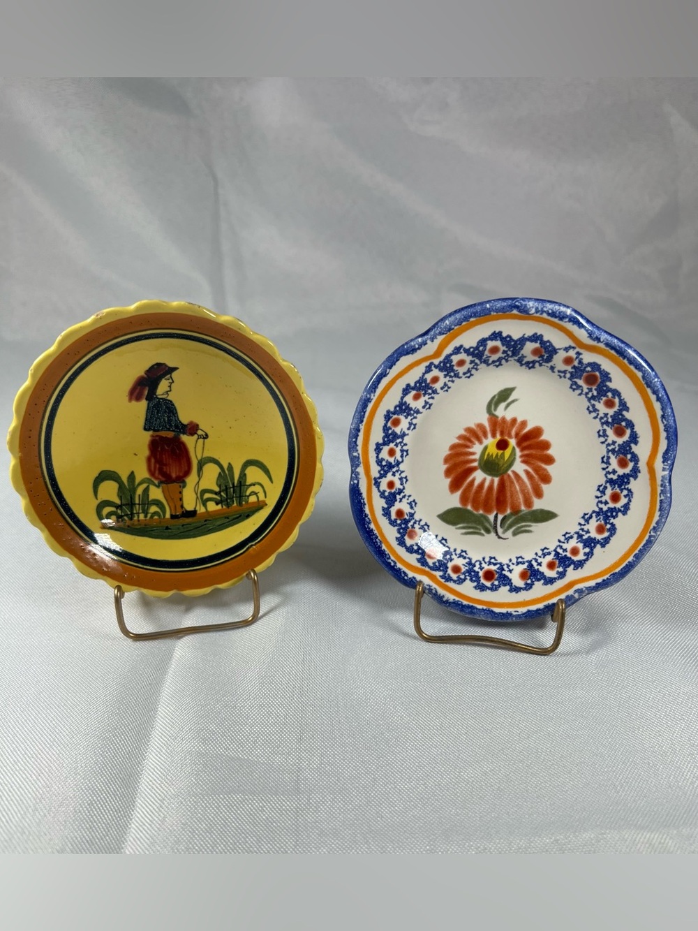 Pair Vintage Henriot Quimper France 4” Plates w/ Stands Soleil & Floral